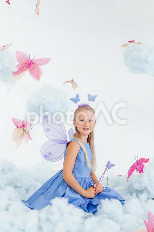 たくさんの蝶のアートに囲まれた笑顔の女の子 女の子,蝶,仮装の写真素材