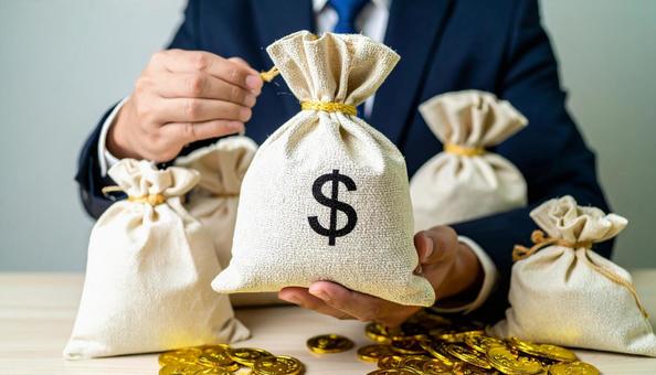 貯金イメージ ビジネスマンの手にあるお金 貯金イメージ ビジネスマンの手にあるお金の写真