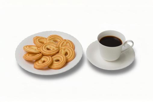 コーヒーと複数枚重ねたビスケット コーヒーと複数枚重ねたビスケット おやつ,食べ物,コピースペースの写真素材