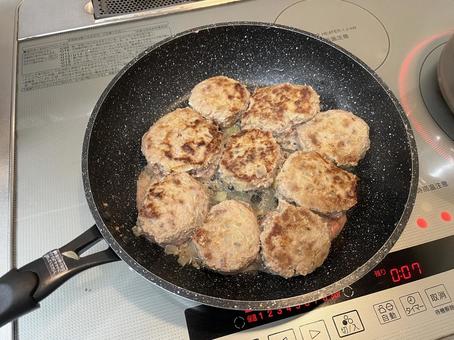 手作りハンバーグ 手作りハンバーグ ハンバーグ,フライパン,牛豚挽肉の写真素材