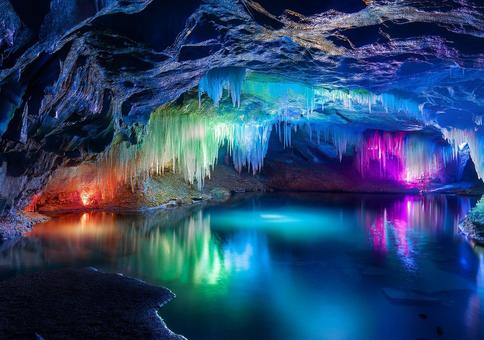 光彩が織りなす水晶の洞窟 光彩が織りなす水晶の洞窟の写真