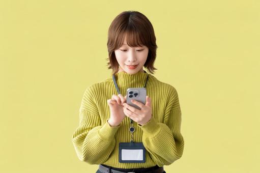 スマホを使う笑顔の女性・ビジネスウーマン スマホを使う笑顔の女性・ビジネスウーマン 女性,スマホ,スマートフォンの写真素材