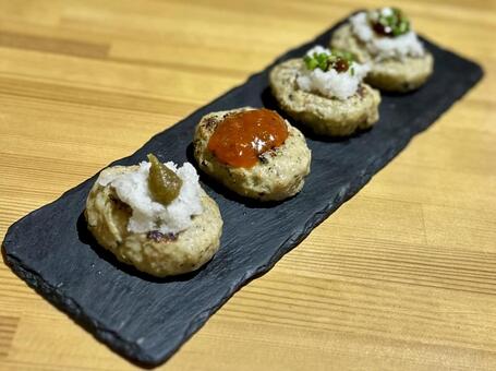 つくね つくね,おろしポン酢,トマトサルサの写真素材