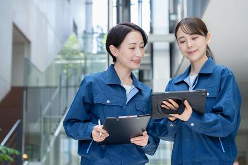 ビルメンテナンスする女性エンジニア 不動産,エンジニア,建築の写真素材