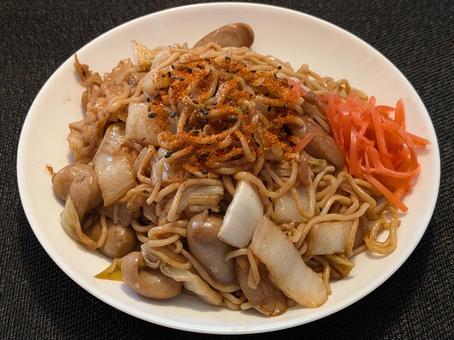 立冬の日の昼食に自宅で食べたソース焼そば ヤキソバ,麺類,千切り紅生姜の写真素材