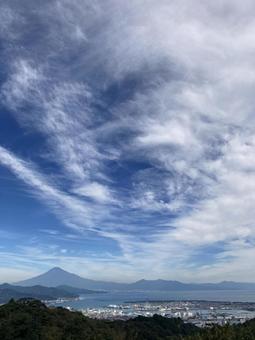 日本平から望む秋の空と富士山 日本平から望む秋の空と富士山の写真