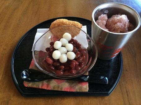 氷を後乗せする沖縄ぜんざい、金時豆と白玉 氷を後乗せする沖縄ぜんざい、金時豆と白玉 沖縄ぜんざい,かき氷,富士家ぜんざいの写真素材