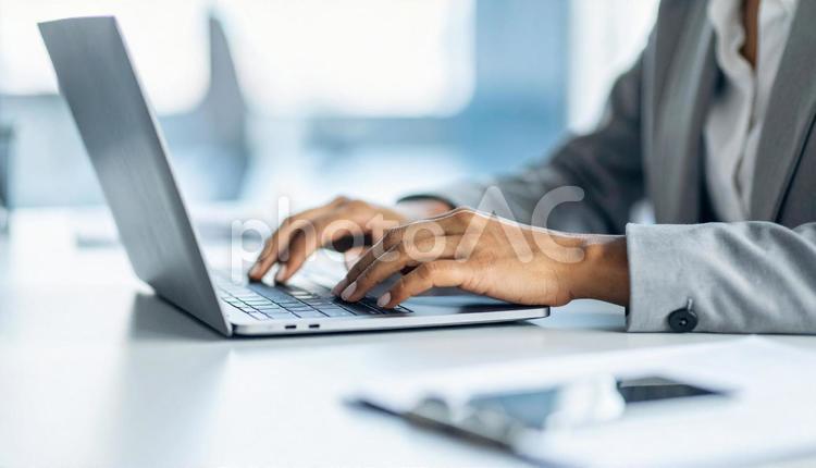 ノートPCを操作する女性の手元 ビジネスウーマン,ノートパソコン,手元の写真素材