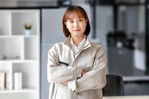 腕組みする作業服女性 腕組みする作業服女性 女性,作業服,現場の写真素材