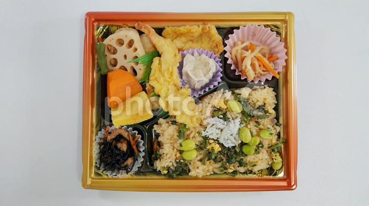 海老天五目おこわ、幕の内弁当のテイクアウト 幕の内弁当,海老天,五目おこわの写真素材