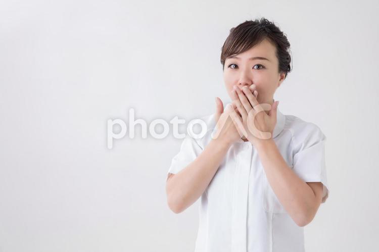 びっくりする白衣の女性 びっくり,看護師,驚くの写真素材