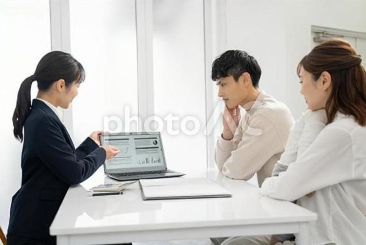 家庭訪問して商品サービスの説明をする女性 営業,ビジネスマン,ビジネスウーマンの写真素材