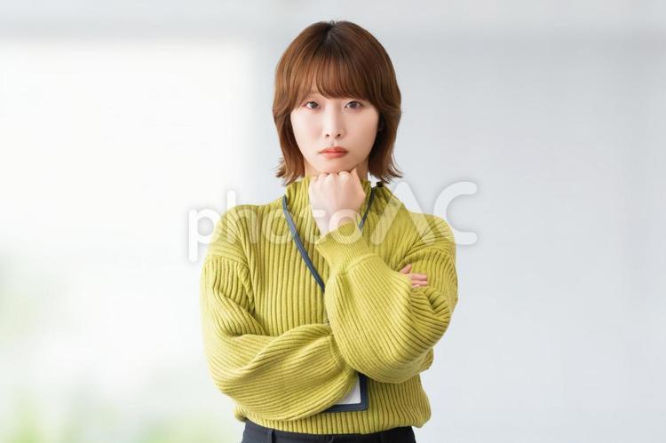 困った表情の女性・ビジネスウーマン 女性,困る,怒るの写真素材