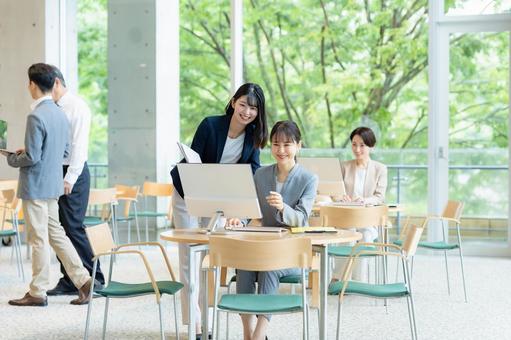 オフィスで働くビジネスパーソン オフィス,笑顔,ビジネスウーマンの写真素材