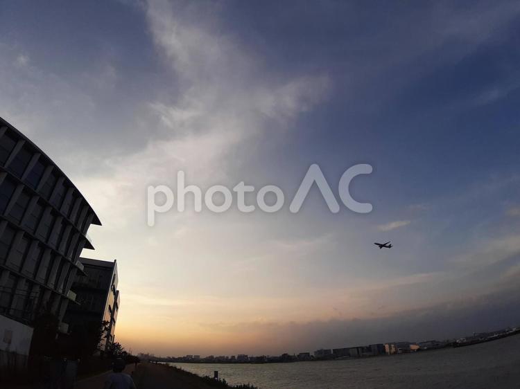 夕焼けと飛行機 夕焼け,飛行機,夕日の写真素材