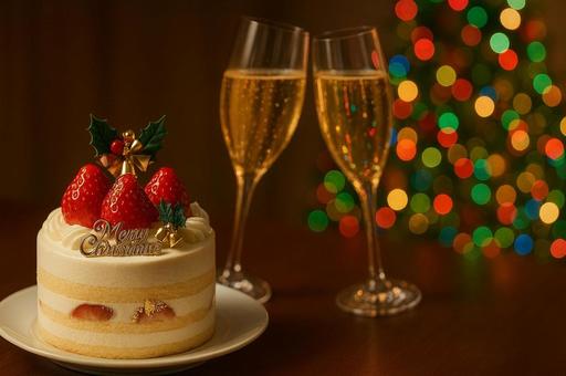 苺のクリスマスケーキとシャンパングラスの写真