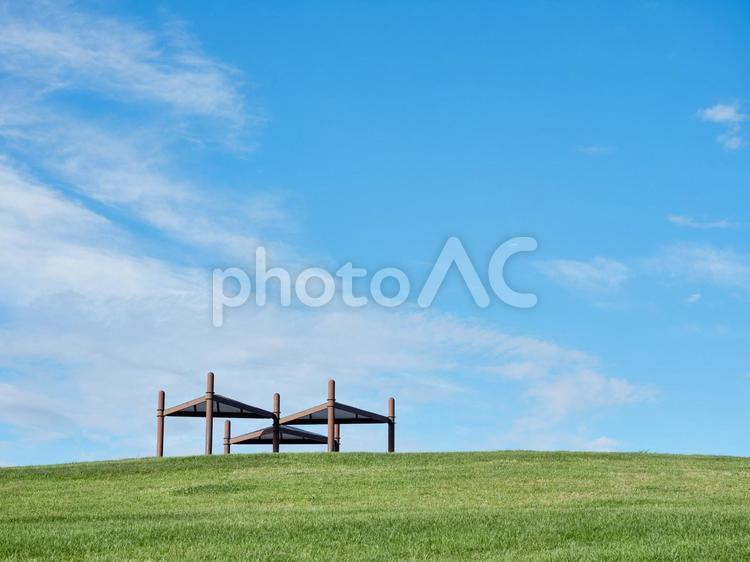 夏、丘と青空の風景 夏,丘,緑の写真素材