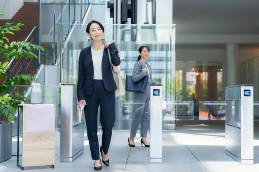 オフィスに通勤をするビジネスウーマン 通勤,ビジネスウーマン,女性の写真素材