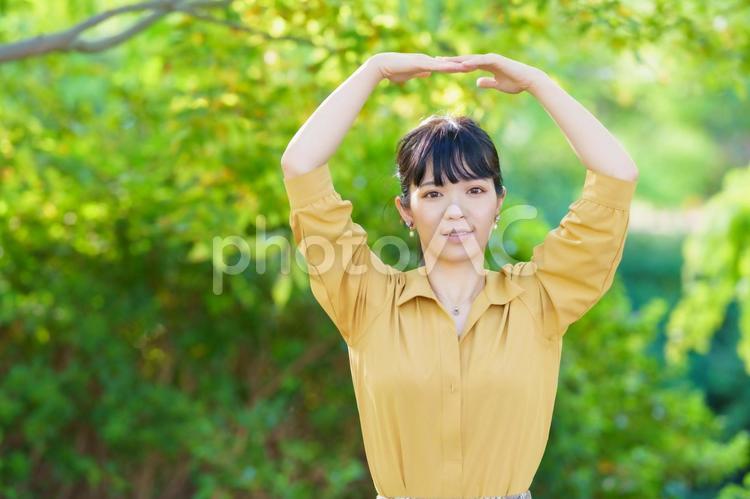 OKサインを出す女性 ok,女性,ポーズの写真素材