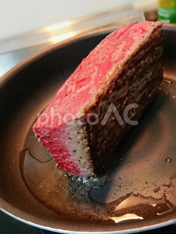 調理中のローストビーフ ローストビーフ,フライパン,料理の写真素材