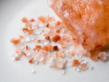 ヒマラヤ岩塩の塊と粒 岩塩,天然岩塩,ピンクソルトの写真素材