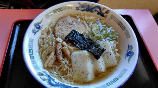 餅入り醤油ラーメンの写真
