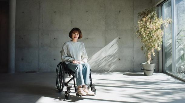 車椅子の女性・バリアフリー・障がい者 車椅子の女性・バリアフリー・障がい者の写真