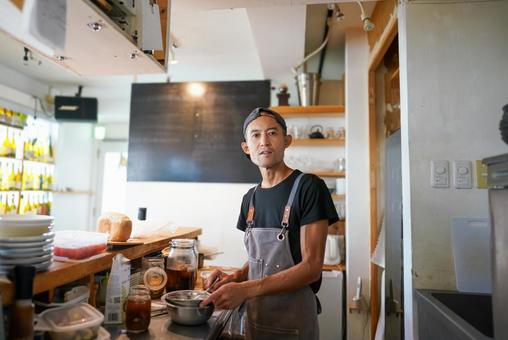 カウンターで仕込みをする料理人 料理人,カフェ,キッチンの写真素材