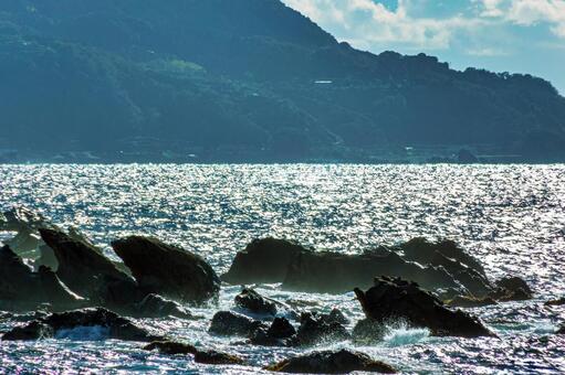 煌めく越前海岸の海と波砕ける岩礁 日本海,海,越前海岸の写真素材