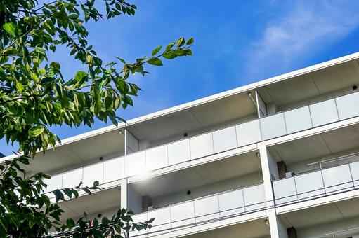 朝の陽ざしを浴びるさわやかなマンション 朝の陽ざしを浴びるさわやかなマンション 集合住宅,マンション,見上げるの写真素材