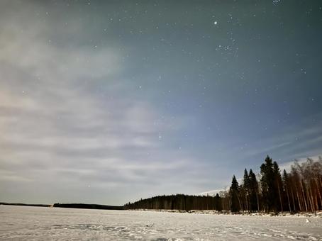 雪と森と湖の写真