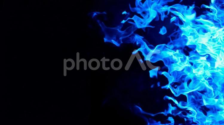 勢いよく燃える青い炎の画像横長 炎,青,火の写真素材