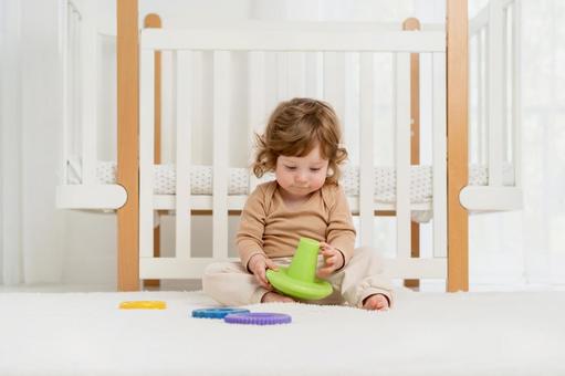お座りして1人遊び中の子供 お座りして1人遊び中の子供 赤ちゃん,かわいい,お座りの写真素材