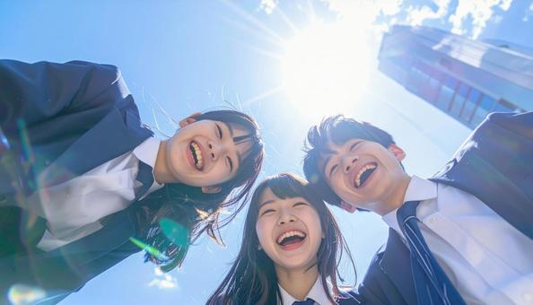 笑顔で元気いっぱいの中学生の写真