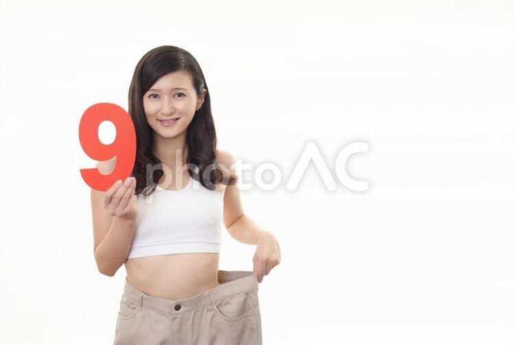 数字を持つ笑顔の女性 女性,女,健康の写真素材