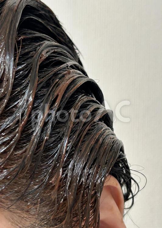 セルフで白髪をカラーリング中です 白髪染め,毛染め,カラートリートメントの写真素材