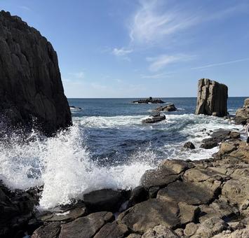 柱状節理と日本海の荒波 海,波,波がしらの写真素材