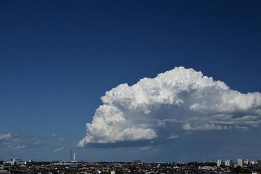 街を見下ろす大きな入道雲 青空,雲,入道雲の写真素材