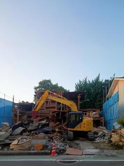 壊されていく木造建築 壊されていく木造建築 解体,工事,建設現場の写真素材