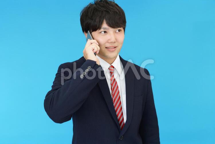 スマートフォンで通話中の男性 男性,ビジネスマン,男の写真素材