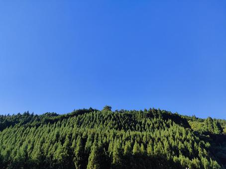 青い空と新緑の山 青い空と新緑の山の写真