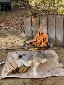 焚き火からキャンプがはじまる（縦構図） 焚き火,薪,キャンプの写真素材