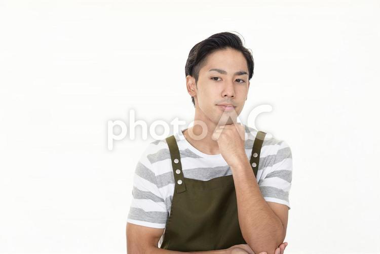 考えるエプロン姿の男性 男性,家事,考えるの写真素材