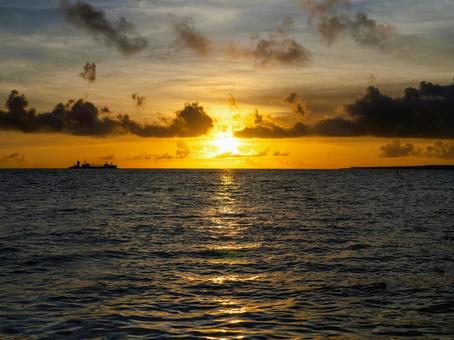 サンセットに染まる海辺 サンセットに染まる海辺の写真
