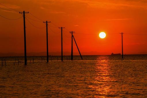 海中電柱 海中電柱,久津間海岸,夕陽の写真素材