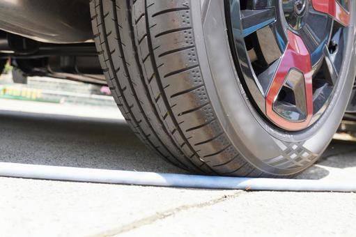 洗車時にタイヤにひっかかるホース15 洗車時にタイヤにひっかかるホース15 洗車,自動車,コンパクトカーの写真素材