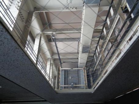 An elevator at a certain station, JPG