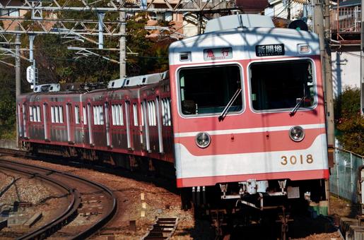山から下る列車(神戸電鉄3000系) 山から下る列車(神戸電鉄3000系)の写真