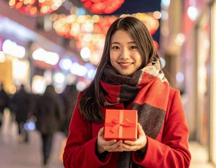 イルミネーション・彼女のプレゼントの写真