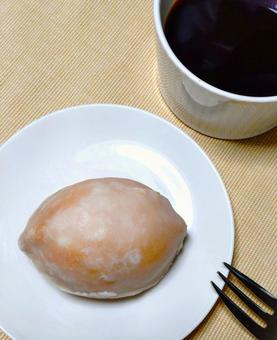 白い皿にのったレモンケーキとコーヒー 白い皿にのったレモンケーキとコーヒー レモンケーキ,ケーキ,アイシングの写真素材